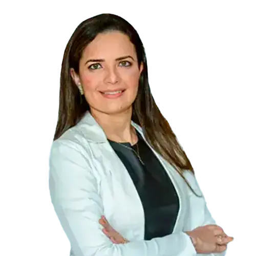 Dra. Camila Lopes Guimarães olhando para frente