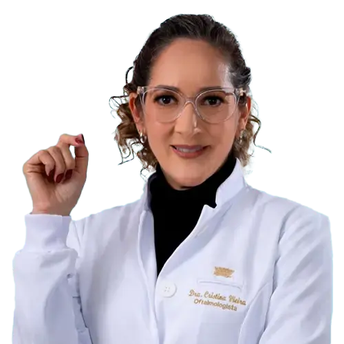 Dra. Cristina Vieira de Souza olhando para frente