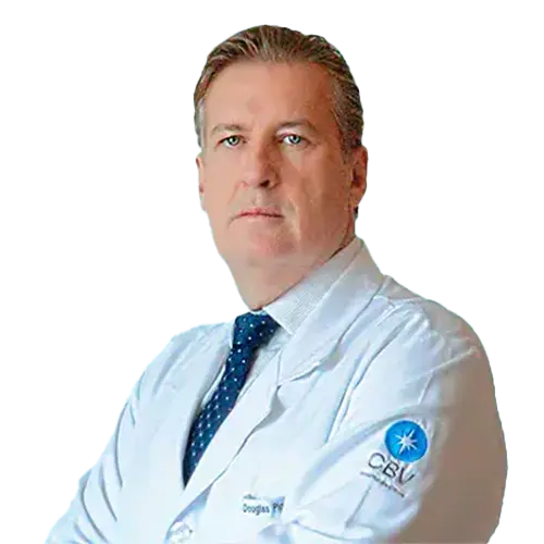 Dr. Douglas Pigosso olhando para frente