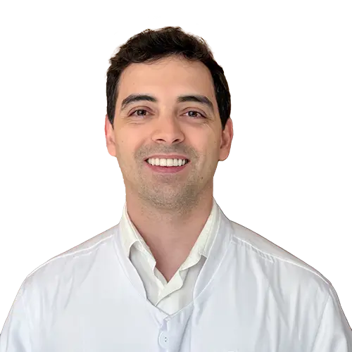 Dr. Thiago Alves Martins olhando para frente