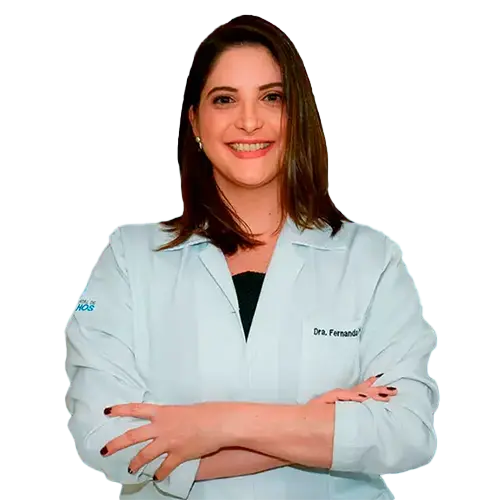 Dra. Fernanda Gama Neves da Silva olhando para frente