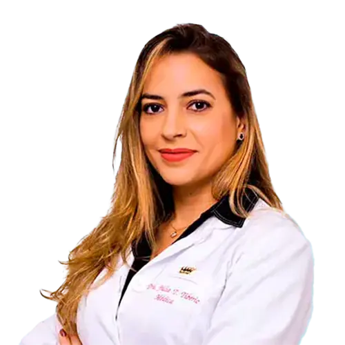 Dra. Júlia Trentin Tibério olhando para frente, posando em um retrato colorido, em uma foto profissional, realizada para CBV Hospital de Olhos , em Brasília, DF