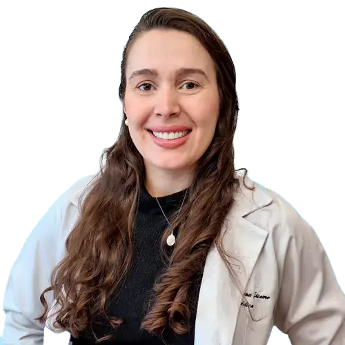 Dra. Juliana de Lima Jácomo olhando para frente, posando em um retrato colorido, em uma foto profissional, realizada para CBV Hospital de Olhos , em Brasília, DF