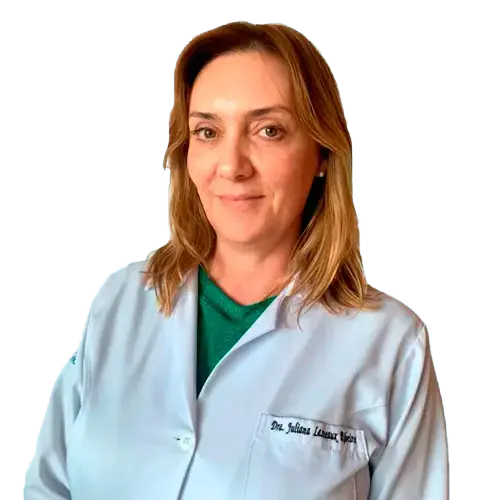 Dra. Juliana Lasneaux Ribeiro olhando para frente, posando em um retrato colorido, em uma foto profissional, realizada para CBV Hospital de Olhos , em Brasília, DF
