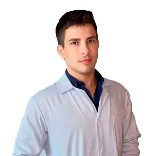 Dr. Karlysson Monteiro Alves olhando para frente, posando em um retrato colorido, em uma foto profissional, realizada para CBV Hospital de Olhos , em Brasília, DF