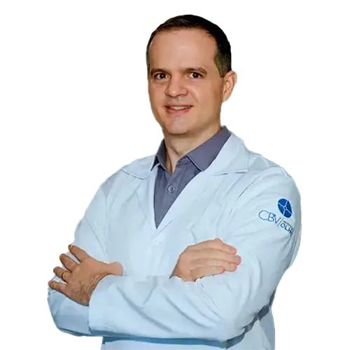 Dr. Klériton Rodrigues Carrijo olhando para frente