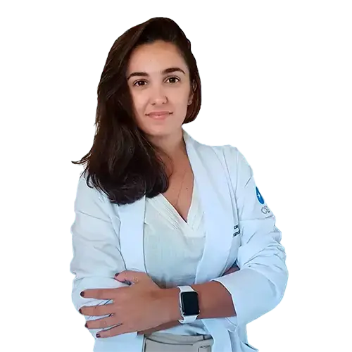 Dra. Lara Picanço Macedo Scarpini olhando para frente