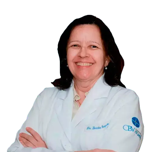 Dra. Lindalva Evangelista Mendes olhando para frente