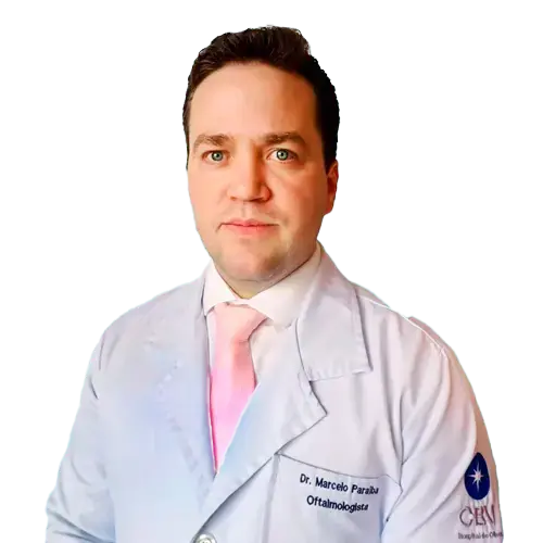 Dr. Marcelo Paraiba Cavalcante olhando para frente