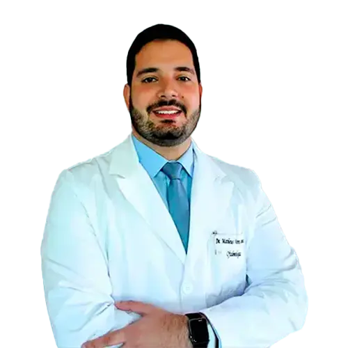 Dr. Matheus Vieira Marques olhando para frente