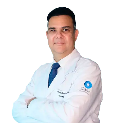 Dr. Rodrigo Castro Garcez olhando para frente, posando em um retrato colorido, em uma foto profissional, realizada para CBV Hospital de Olhos , em Brasília, DF