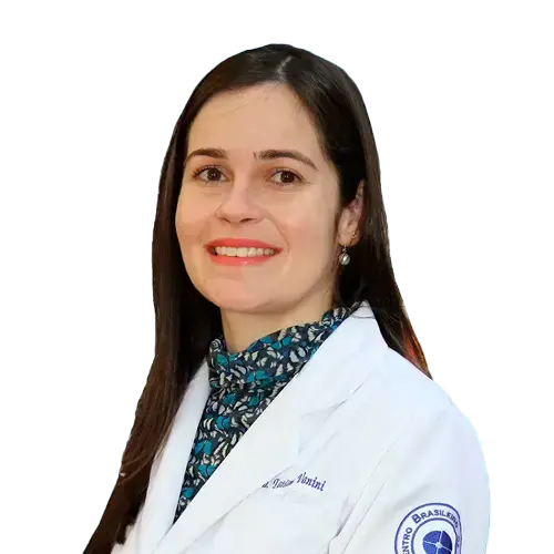 Dra. Tatiana Leão Vanini olhando para frente