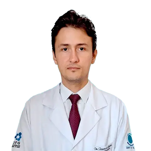 Dr. Tauan de Oliveira olhando para frente