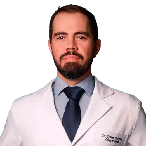 Dr. Thales Sampaio olhando para frente, posando em um retrato colorido, em uma foto profissional, realizada para CBV Hospital de Olhos , em Brasília, DF