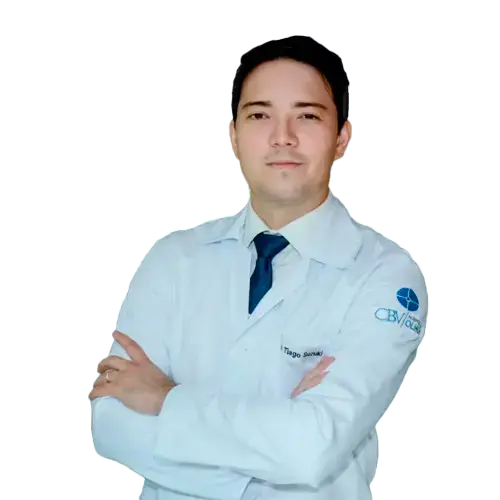 Dr. Tiago Suzuki Godoy olhando para frente