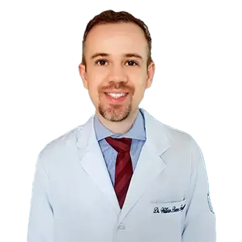 Dr. Willian Breno de Oliveira Fagundes Pfeilsticker olhando para frente, posando em um retrato colorido, em uma foto profissional, realizada para CBV Hospital de Olhos , em Brasília, DF