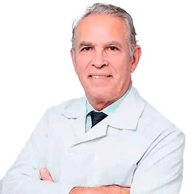 Dr. Antonio C. P. Queiroz olhando para frente, posando em um retrato colorido, em uma foto profissional, realizada para CCOLHOS – Centro Capixaba de Olhos , em Vitória, ES