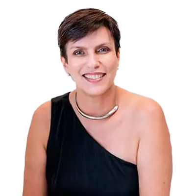 Dra. Grace Pacheco de Souza olhando para frente, posando em um retrato colorido, em uma foto profissional, realizada para CCOLHOS – Centro Capixaba de Olhos , em Vitória, ES