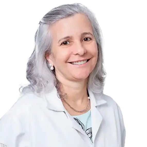 Dra. Iara José Tavares olhando para frente