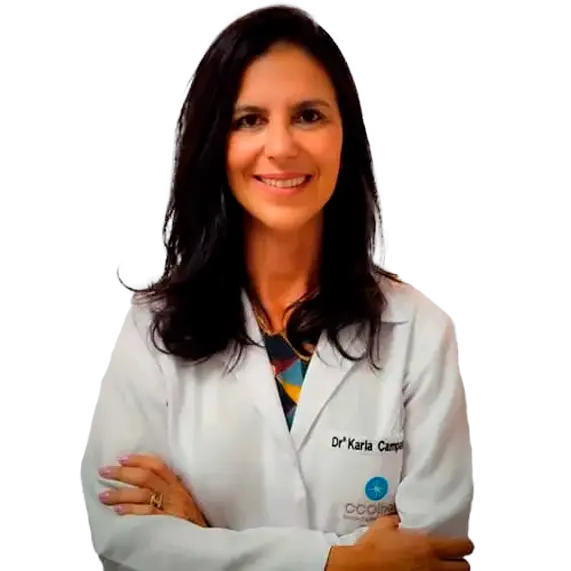 Dra. Karla Campana Moreira olhando para frente