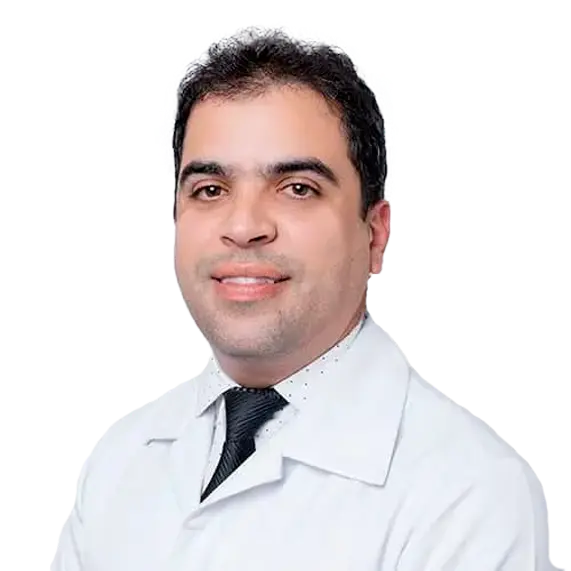 Dr. Ricardo Madureira Queiroz olhando para frente