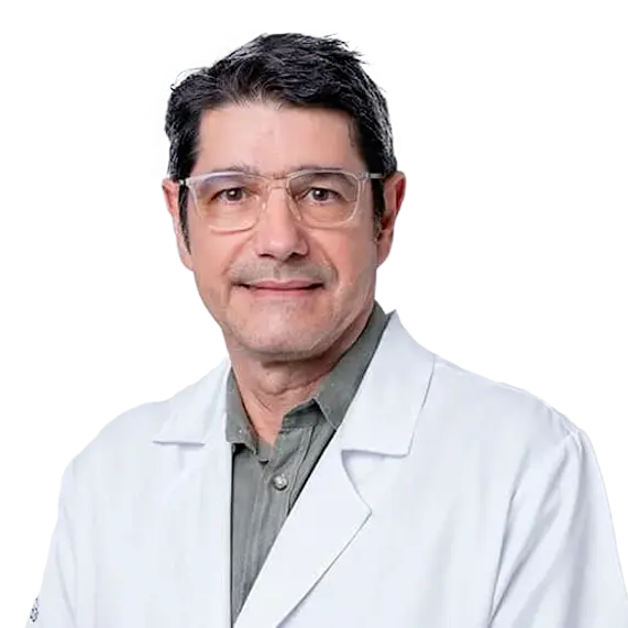Dr. Rubens Machado olhando para frente