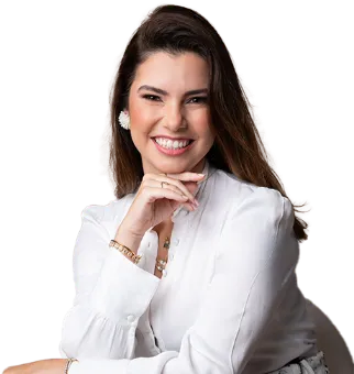 Dra. Thaissa Nazareth olhando para frente