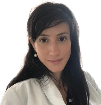 Dra. Fernanda Cavalcanti Pequeno olhando para frente