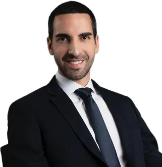 Dr. Pedro Faria Silveira olhando para frente