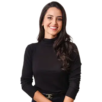 Dra. Karolyna Andrade de Carvalho olhando para frente