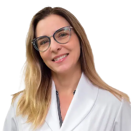 Dra. Danielle Monteiro Barbosa olhando para frente