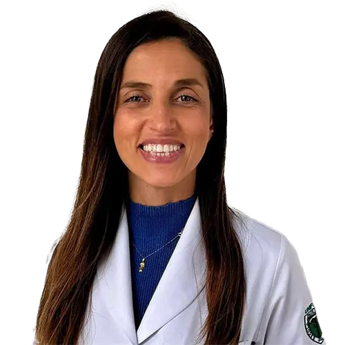 Dra. Mariana Torturella olhando para frente