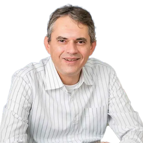 Dr. Alexandre Magalhães Castro Oliveira olhando para frente