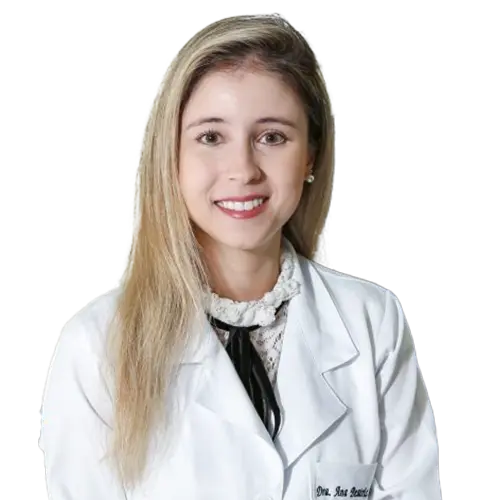 Dra. Ana Beatriz Ávila da Silva olhando para frente