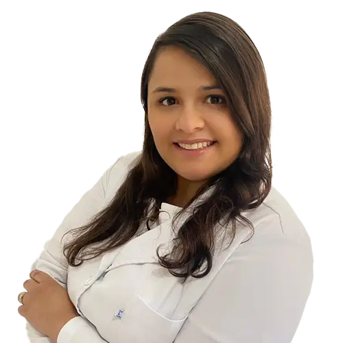 Dra. Caroline Campos Martins Pires Servadio olhando para frente