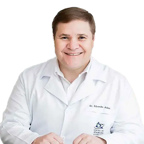 Dr. Eduardo Adan França Alves olhando para frente