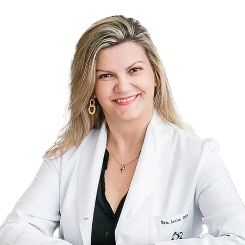 Dra. Janice Maria Nunes Dias olhando para frente