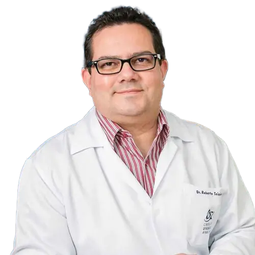 Dr. Roberto Márcio Batista Teixeira olhando para frente