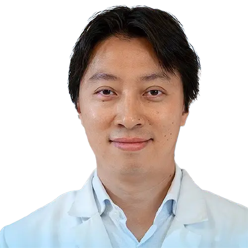 Dr. Clayton Cesar Tokunaga olhando para frente