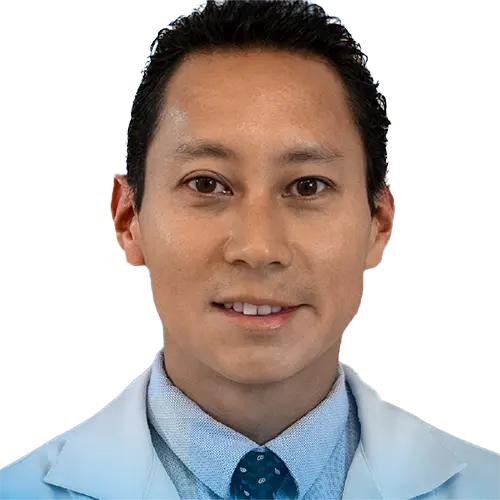 Dr. Clécio Takata olhando para frente