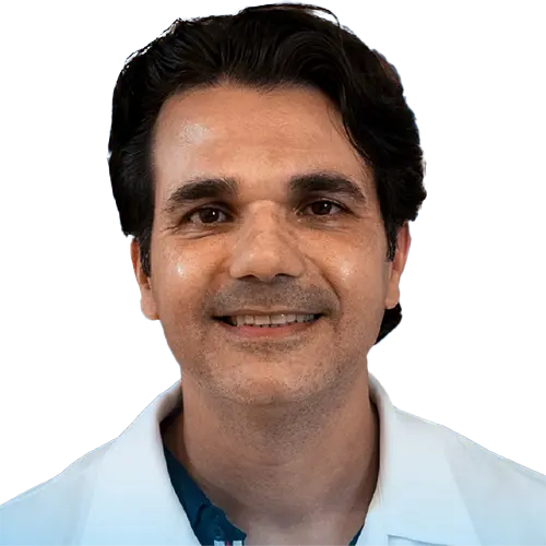 Dr. Marcelo Tamer Cardili olhando para frente, posando em um retrato colorido, em uma foto profissional, realizada para HO – Hospital Oftalmológico , em Ribeirão Preto, SP