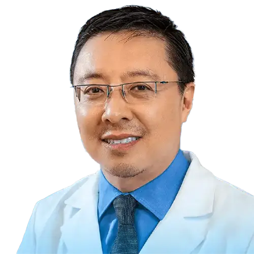 Dr. Nilton Claudio Tokunaga olhando para frente