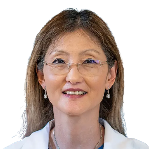 Dra. Regina C. E. Kakunaka olhando para frente