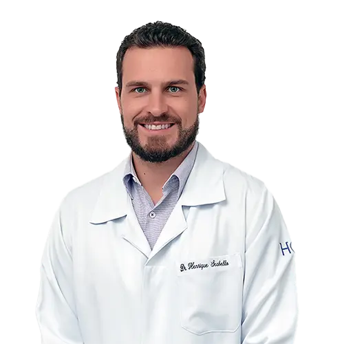 Dr. Henrique Scabello olhando para frente