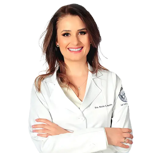 Dra. Nicole Silva Beato Zbeidi olhando para frente