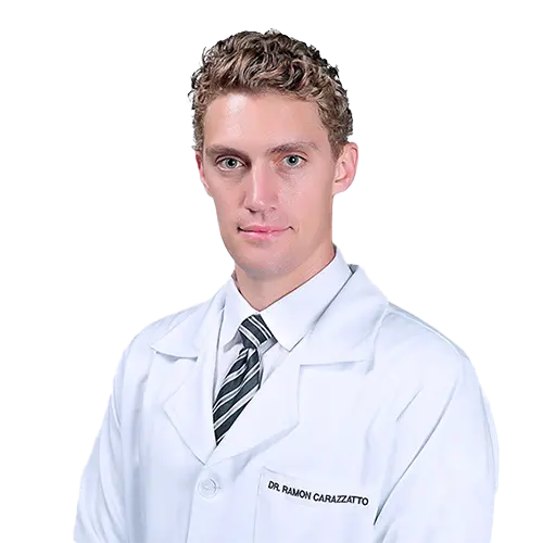 Dr. Ramon Angelo Ruivo Carazzatto olhando para frente