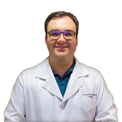Dr. Antonio Sardinha Neto olhando para frente
