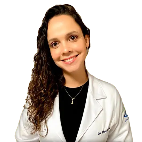 Dra. Ariane Alessio olhando para frente