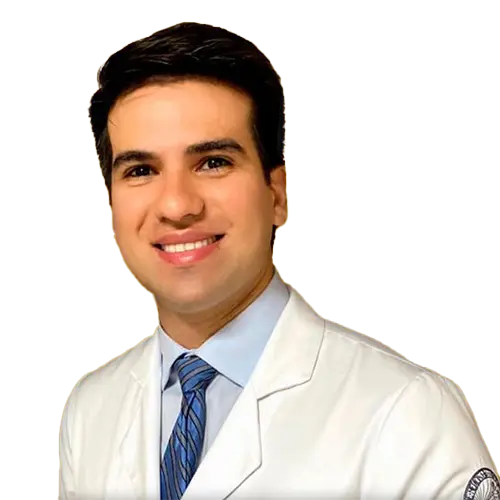 Dr. Breno Marques olhando para frente, posando em um retrato colorido, em uma foto profissional, realizada para HOC – Hospital de Olhos de Cuiabá , em Cuiabá – Várzea Grande, MT