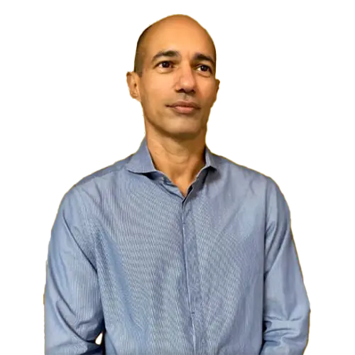 Dr. Celso Cunha olhando para frente